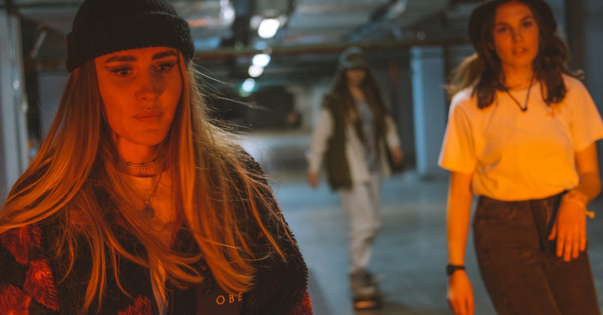 So kombinierst du edgy Streetstyle mit klassischen Stücken